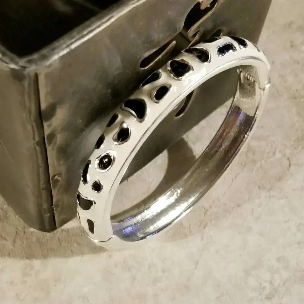 Animal Print Enameled Art Deco Hinged Bangle Bracelet White Black Silver - Picture 2 of 6
